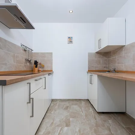 Apartament Lovely In With Wifi Zadar