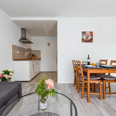 Apartament Lovely In With Wifi Zadar
